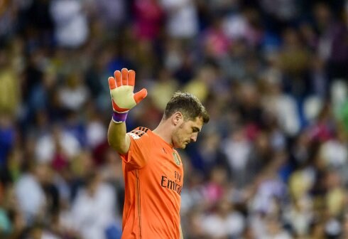 Iker Casillas gesticula a la afición del Santiago Bernabéu en el último partido de Liga ante el Getafe. :: AFP