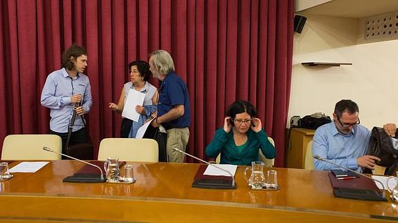 Nuevos concejales ocupan sus asientos en el hemiciclo municipal. 