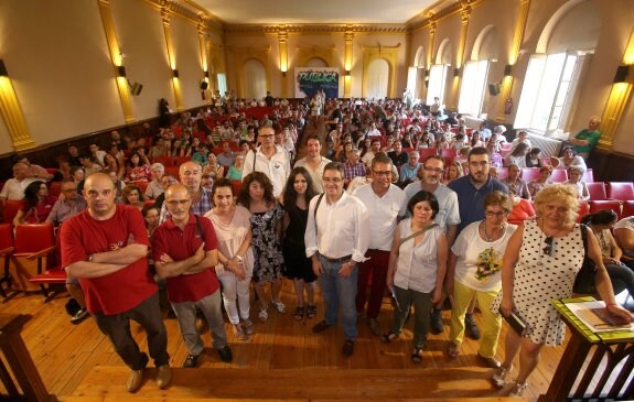 Participantes en el debate-exposición del IES Sagasta, ante un salón de actos a rebosar. :: 