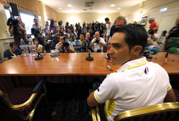 La rueda de prensa que ofreció Alberto Contador ayer en Utrecht levantó una enorme expectación. :: reuters