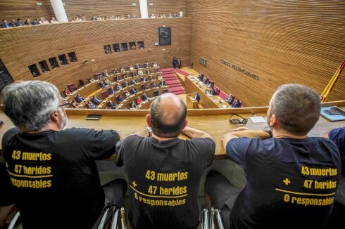 Afectados observan la votación en el Parlamento valenciano. :: efe