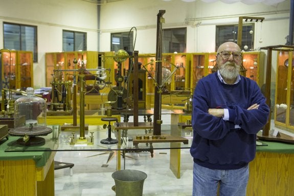 Luis Castellón, director de la ANDPIH, en el Museo del  IES Padre Suárez de Granada.
:: JOSé MARíA GONZáLEZ MOLERo  / ideal de granada