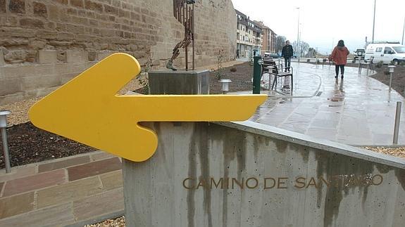 Una flecha indica el Camino de Santiago en Santo Domingo de La Calzada. 