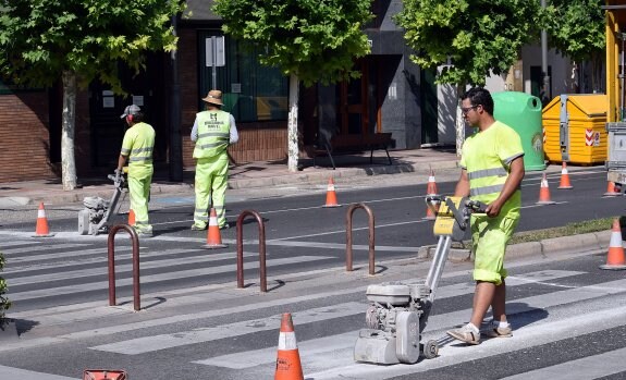 Con todo el calor de las primeras horas de la tarde, los operarios pintaban un paso de peatones en Duques de Nájera. :: miguel herreros