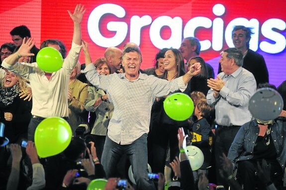 El candidato opositor a la presidencia argentina, Mauricio Macri, celebra el triunfo de su partido en las elecciones de Buenos Aires. :: efe