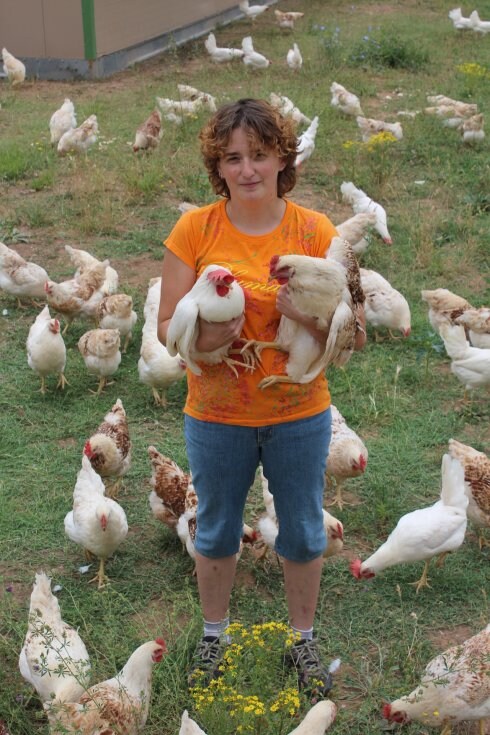 Teresa Velasco posa en su granja de Viguera con una gallina blanca y otra 'plata'. :: D.M.A.