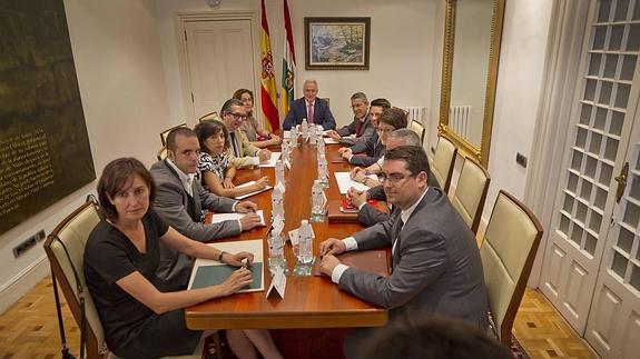 Ceniceros, junto a los alcaldes de las ocho cabeceras de comarca. 