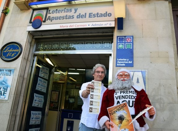 Ángel Alda posa con el Papá Noel de su administración. 