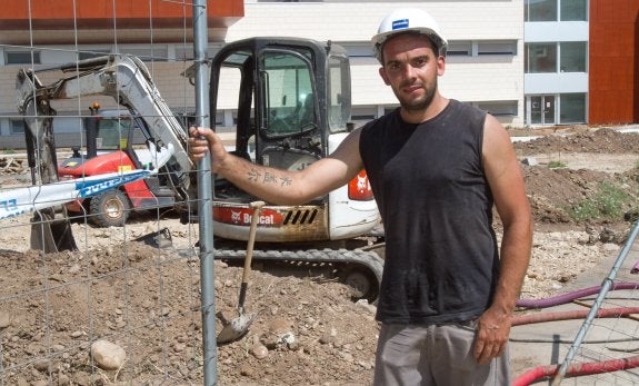 Nuno Miguel Fernández da Silva, en las obras de la Universidad de La Rioja. :: Díaz Uriel