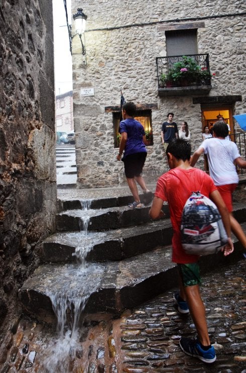 La cantidad de lluvia fue tal que el agua bajaba como si fuera un torrente. :: miguel herreros