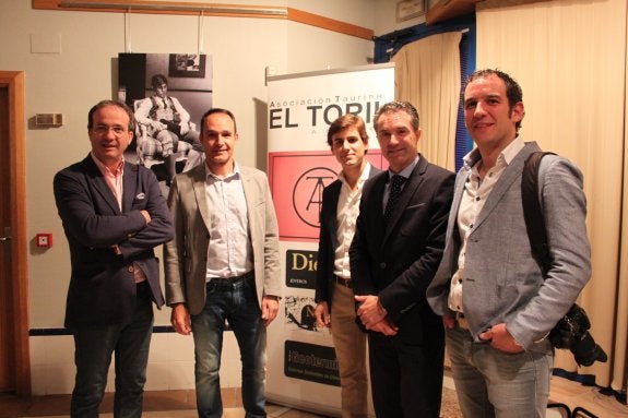 Miembros de la junta directiva de la Asociación Taurina El Toril junto a Sergio Sánchez y Marín. :: E.P.