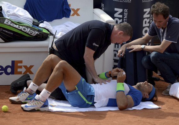 Rafa Nadal es atendido en la pista por los servicios médicos del torneo. :: efe