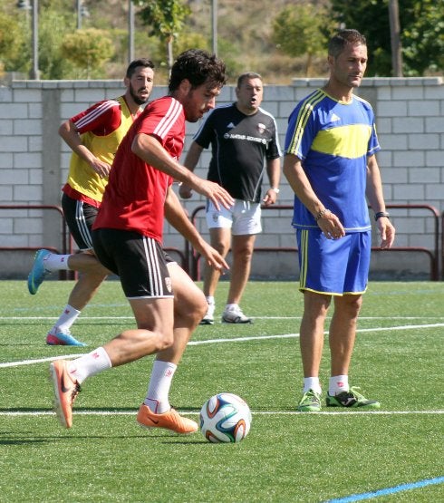 Raúl García con carlos Pouso al fondo. 