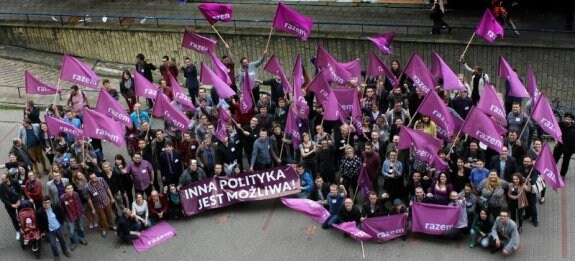Concentración de simpatizantes de la formación de izquierdas Razem, que imita en Polonia al Podemos de Pablo Iglesias. :: R. c.