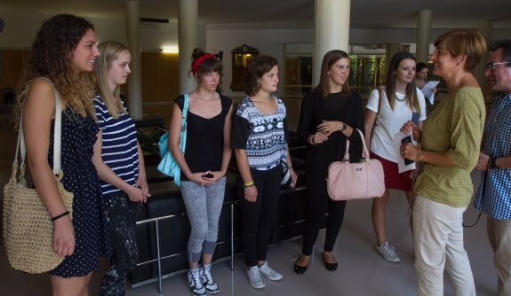 Las seis estudiantes europeas, ayer durante la recepción en el Ayuntamiento de Logroño. :: díaz uriel