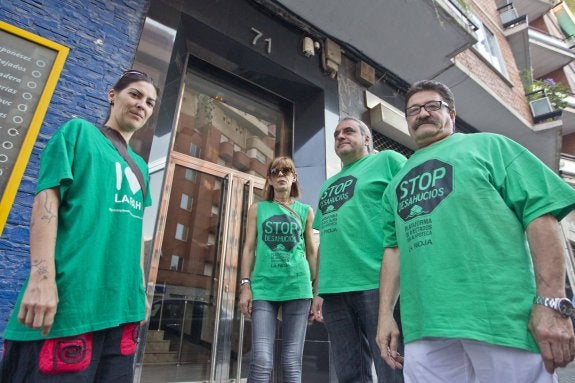 Helga Vila, Guillerma Carrillo, Pedro Rodríguez Pinillos y Miguel Ángel Martínez, integrantes de PAH La Rioja, posan ante el portal de la vivienda  que perdió la segunda al verse obligada a firmar la dación tras 14 años de pagos de la hipoteca..