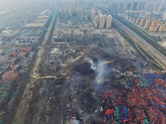 Vista aérea del enorme socavón provocado por la gran explosión que sacudió la ciudad portuaria de Tianjin. :: efe