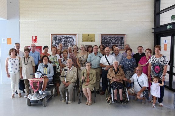 Los asistentes al homenaje posan ante las fotografías de las clases de los maestros reconocidos en Alberite. :: D.M.A.