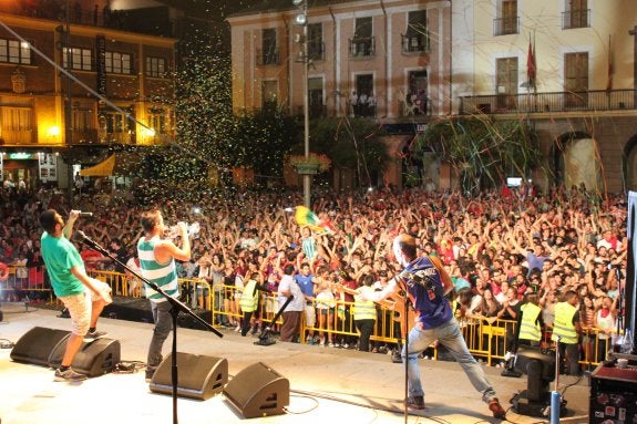 Otro llenazo. Como con Loquillo, el público llenó la plaza para disfrutar de La Pegatina.
