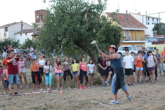 Uno de los participantes de la prueba de lanzamiento de azadón, ayer en Corera. / M.F.