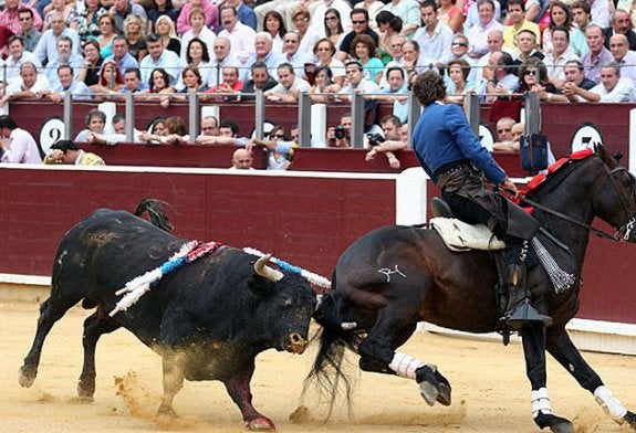 Hermoso de Mendoza montando a 'Cagancho'. :: L.R.