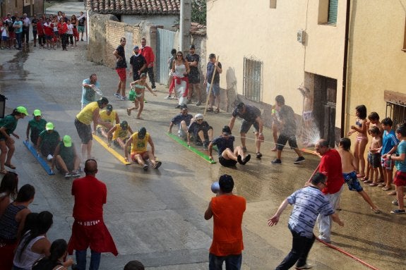 A remar. La Regata de Traineras de San Torcuato no tiene ni mar ni traineras ni remos, aunque sí agua y mucha diversión en la calle Iglesia.
