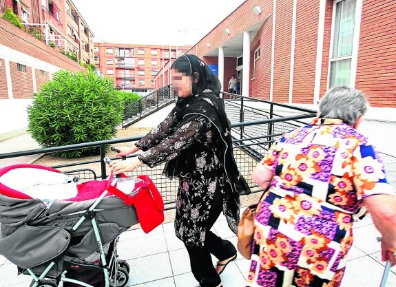 Una inmigrante sale de su centro de salud en Logroño en una imagen de archivo. :: JUAN MARÍN