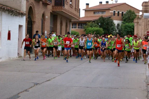 Un momento de la salida de la prueba en la localidad riojabajeña, que reunió a más de 200 atletas. :: félix domínguez