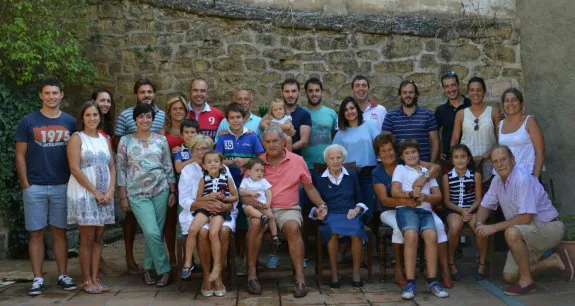 María Luisa Arízaga reunió a veintisiete de sus sobrinos para soplar las velas de su 105 cumpleaños junto a su familia. :: lr