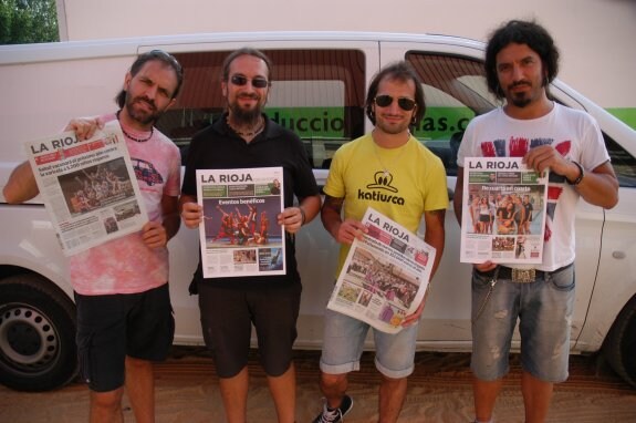 La Fuga. Los miembros del grupo, Edu, Raúl, Nando y Pedro, posan con ejemplares de Diario LA RIOJA y del suplemento de Calahorra. :: sanda