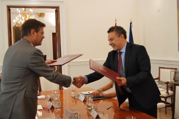 Rafael Catalá y Conrado Escobar, ayer durante el encuentro y la firma del convenio de colaboración. :: l.r.