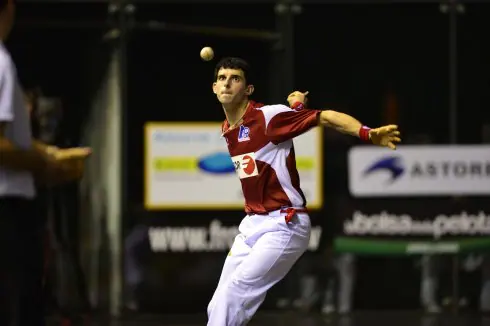 Altuna fija su mirada en la pelota antes de golpearla. :: josé mari López