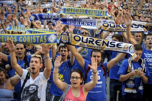 Manifestación de los aficionados del Ourense en julio. :: efe