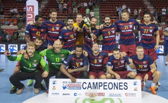 Los jugadores del Barcelona celebran el primer título del año. :: efe/toni galán