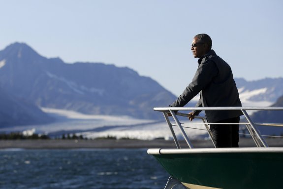 El presidente estadounidense, Barack Obama, durante un paseo en barco en una visita al Parque Kenai Fjords, en Alaska. :: J. E. / reuters