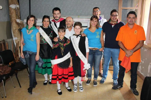 El equipo de Gobierno del Ayuntamiento de Alberite posa con los Melocotoneros del 2015. :: D.M.A.