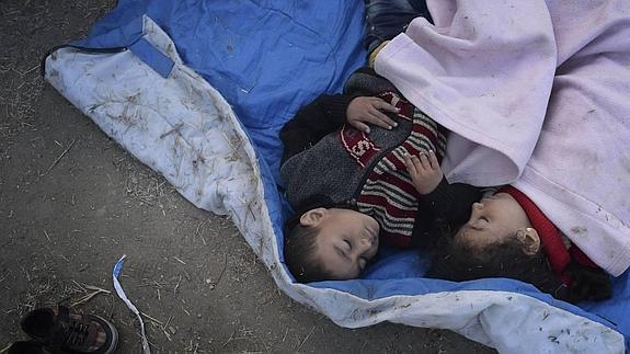 Unos niños descansan de Gevgelija, ciudad macedonia situada en la frontera con Grecia. 