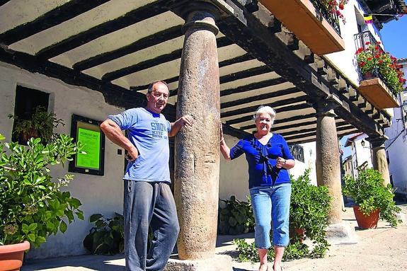 Salvadora Sáez y su primo Rufino Fresoli, en uno de los soportales de Pedroso.