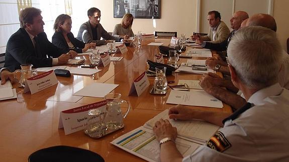 Reunión en el Ayuntamiento para abordar la seguridad en las fiestas. 