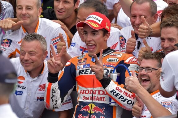 Marc Márquez celebra su meritoria
victoria en el Gran Premio de San
Marino, rodeado de todos los miembros
de su equipo. :: VINCENZO PINTO / AFP