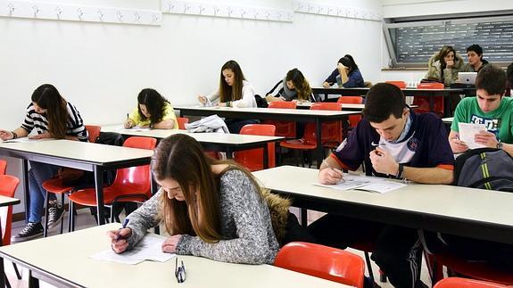 Alumnos de la UR realizando un examen