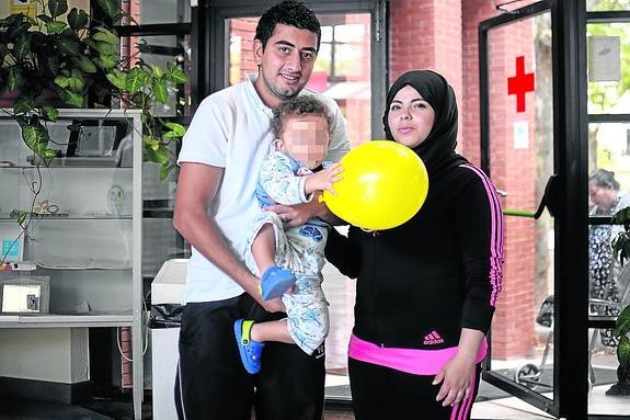 El cabeza de familia Ayman Shawqy Muhammad, de 25 años, junto a su esposa Sabreen Fuad Al Qusy, de 19, y su hijo, Qusay.