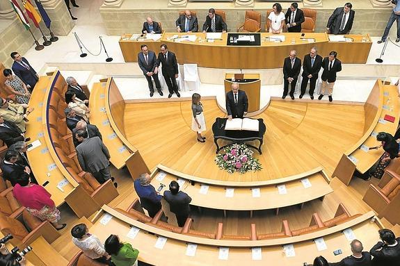 Toma de posesión de José Ignacio Ceniceros el pasado julio, con los nuevos diputados dispuestos ya en sus escaños.