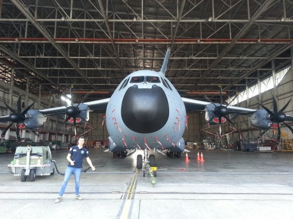 El joven ingeniero informático alfareño, ante uno de los aviones de Airbus para los que ha formado a las fuerzas aéreas malayas. :: l.j.g.r.