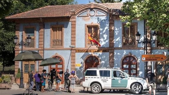 Rodaje de la serie en el edificio de la antigua estación de Ezcaray
