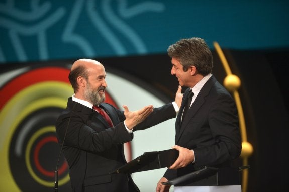 Javier Cámara felicita a su compañero Ricardo Darín por la Concha de Plata lograda ex aequo por sus interpretaciones en 'Truman'. :: reuters