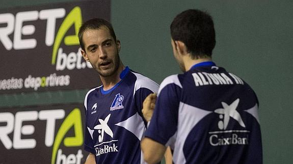 Merino II y Altuna charlan durante el partido. 