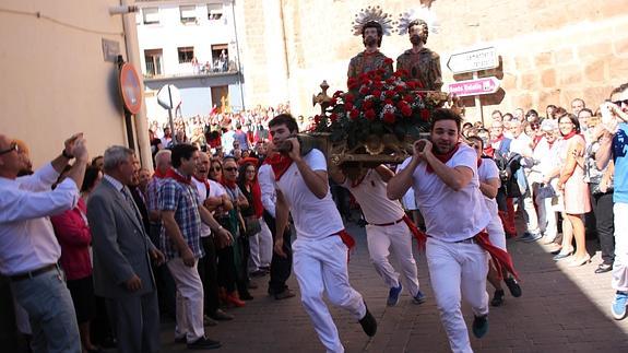 Un grupo de navarros trata de llevarse los santos de Arnedo. 