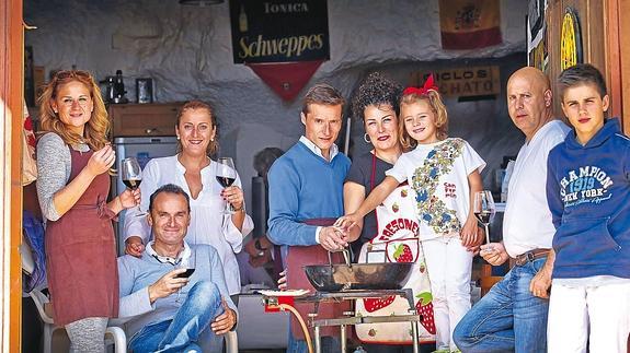 Diego, con su mujer Marta, su hija Claudia y su cuadrilla de amigos en una bodega de Arnedo el pasado miércoles.