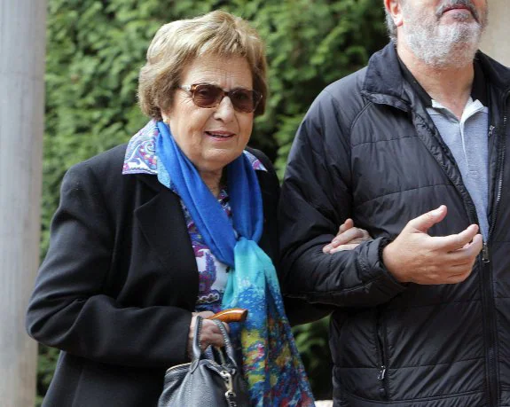 María Isabel Véliz, la madrina de Asunta, a su llegada ayer a los juzgados de Santiago. :: lavandeira jr. / efe